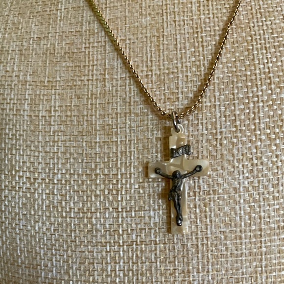 Elegant Gold Cross Pendant Necklace - Picture 4 of 8